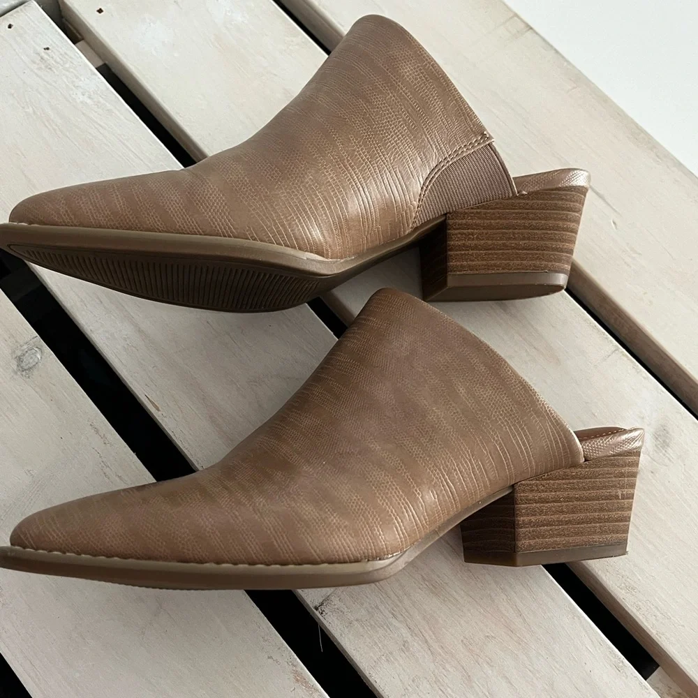 Universal Thread Mules - Picture 1 of 5